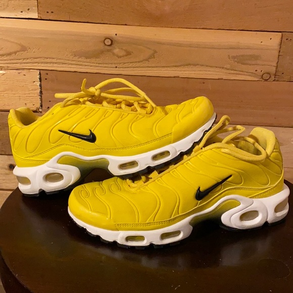 chrome yellow air max plus